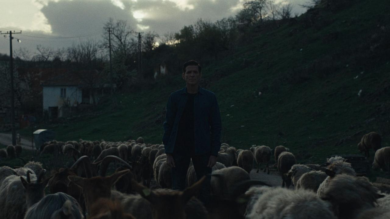 Mudbrick (2024) abspielen