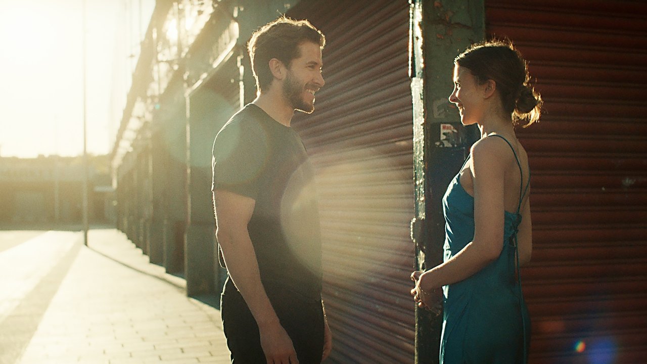 Falling into Place (2023) abspielen