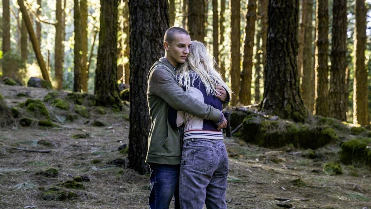 Alone (2015) abspielen