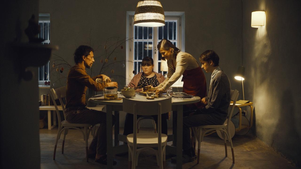 Family Dinner (2023) abspielen