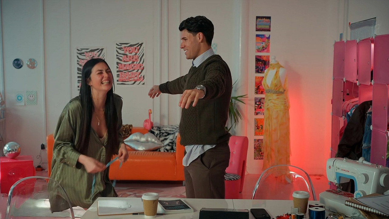 A Tailor-Made Romance (2025) abspielen