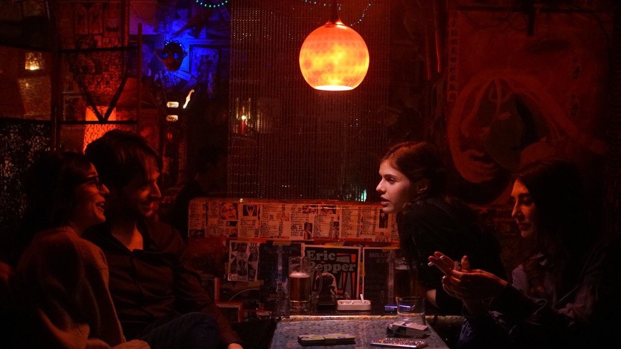 Lost Girls & Love Hotels (2020) abspielen