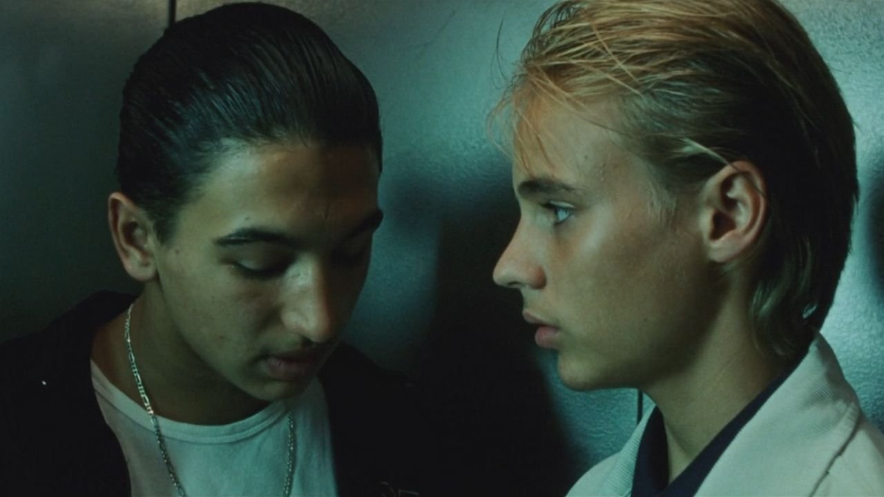 Jargo (2004) abspielen