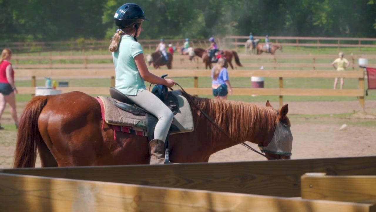 Horse Camp - Sommer der Abenteuer (2022) abspielen