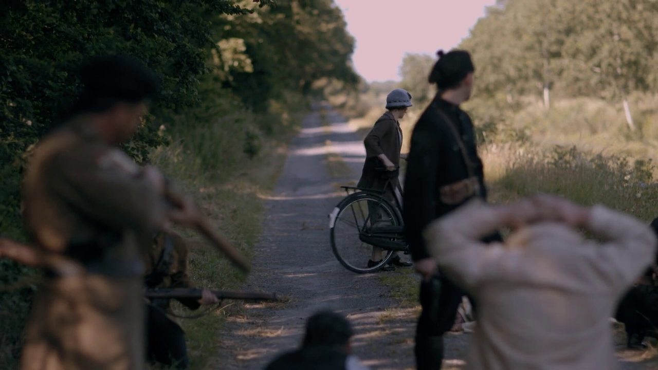 Wenn die Nachtigall fällt - Aus Liebe wird Krieg (2014) abspielen