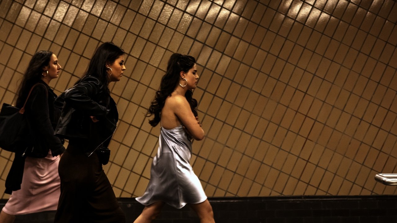 Ellbogen (2024) abspielen