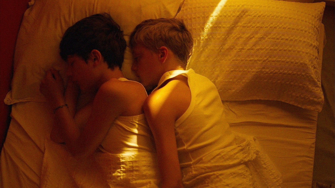 Close (2022) abspielen