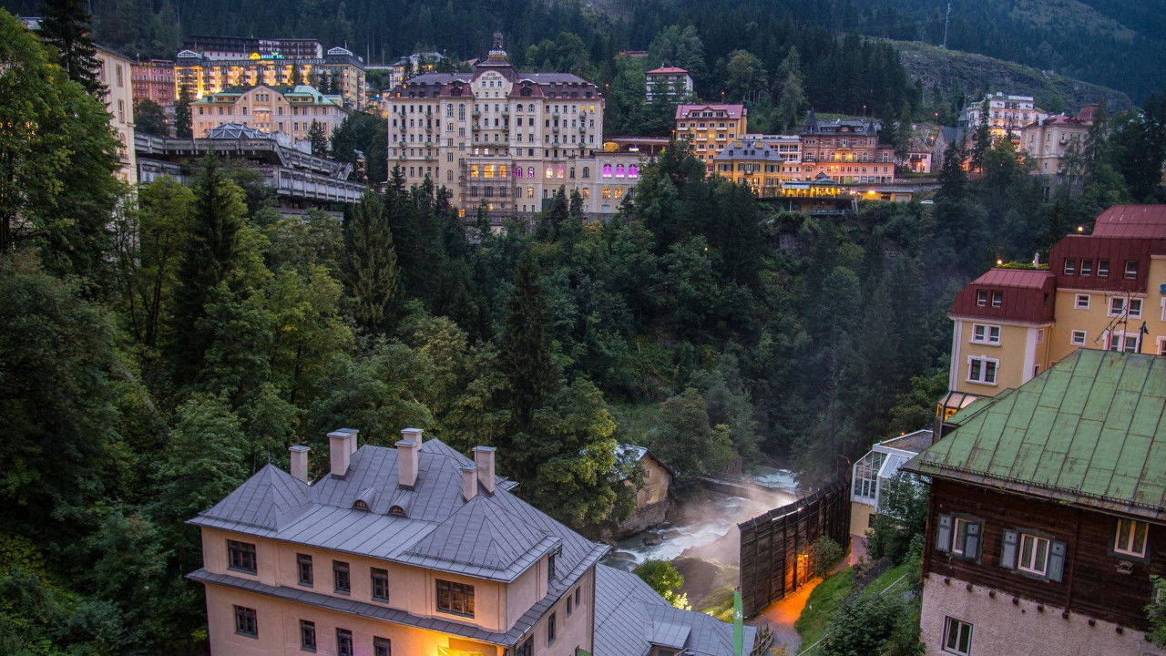 Das Dorf des Schweigens (2015) abspielen