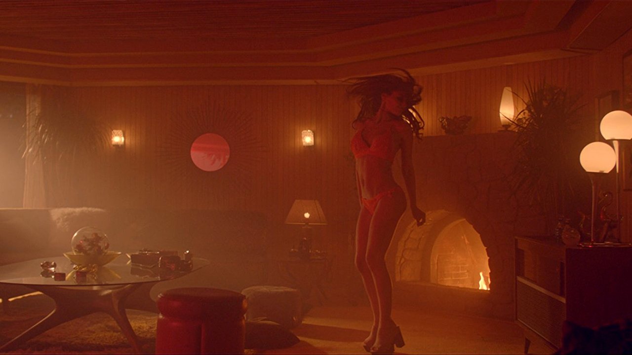 Desire (2017) abspielen