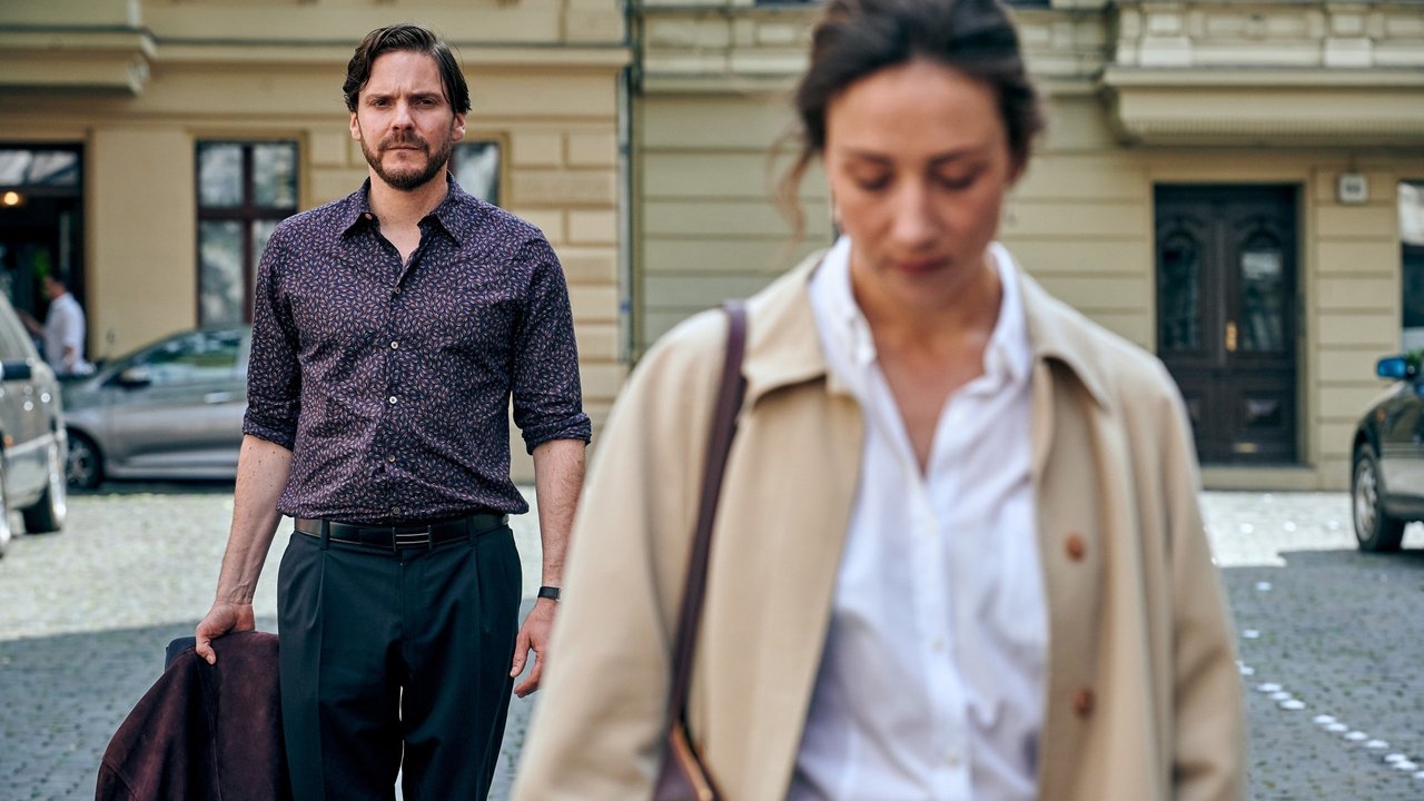 Nebenan (2021) abspielen