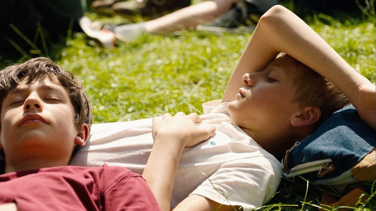 Close (2022) abspielen