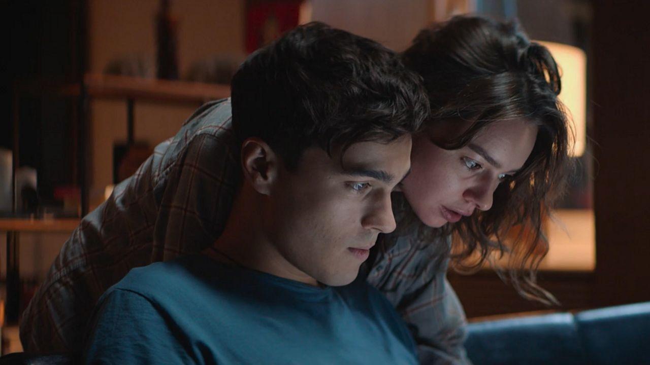 The Ex (2021) abspielen