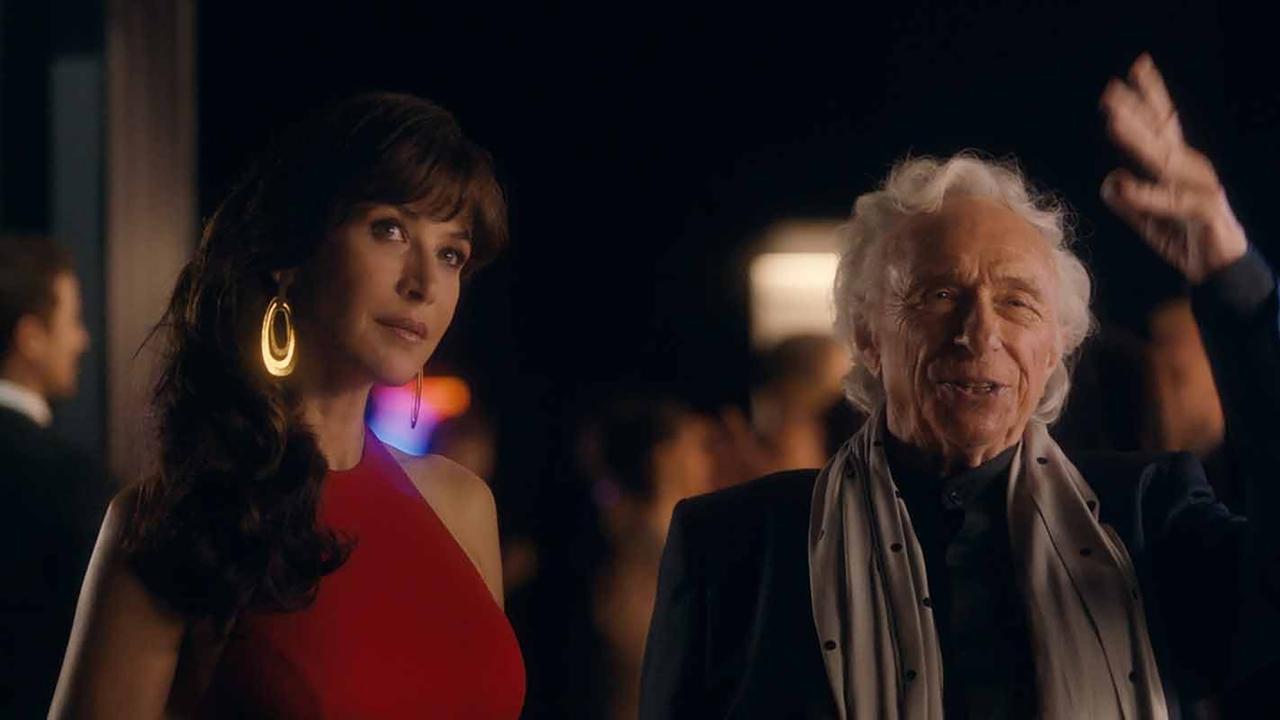 Mrs. Mills von nebenan (2018) abspielen