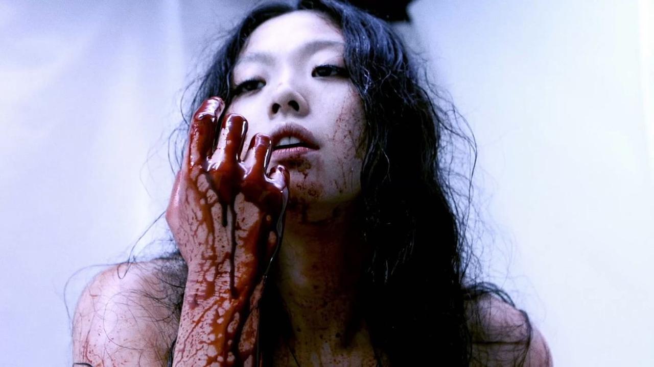Gun Woman (2014) abspielen