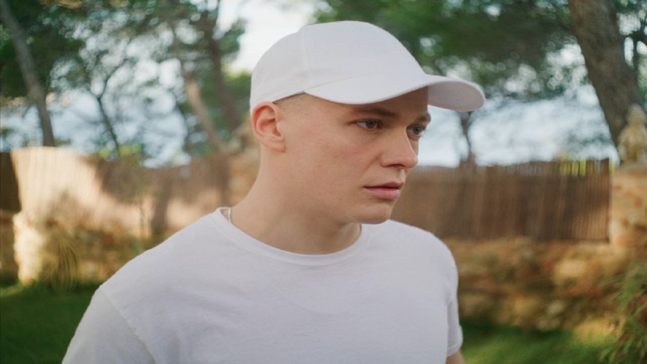 Bulldog (2023) abspielen