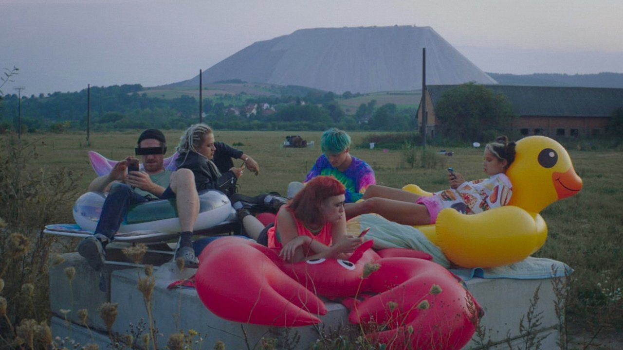 Youth Topia (2023) abspielen