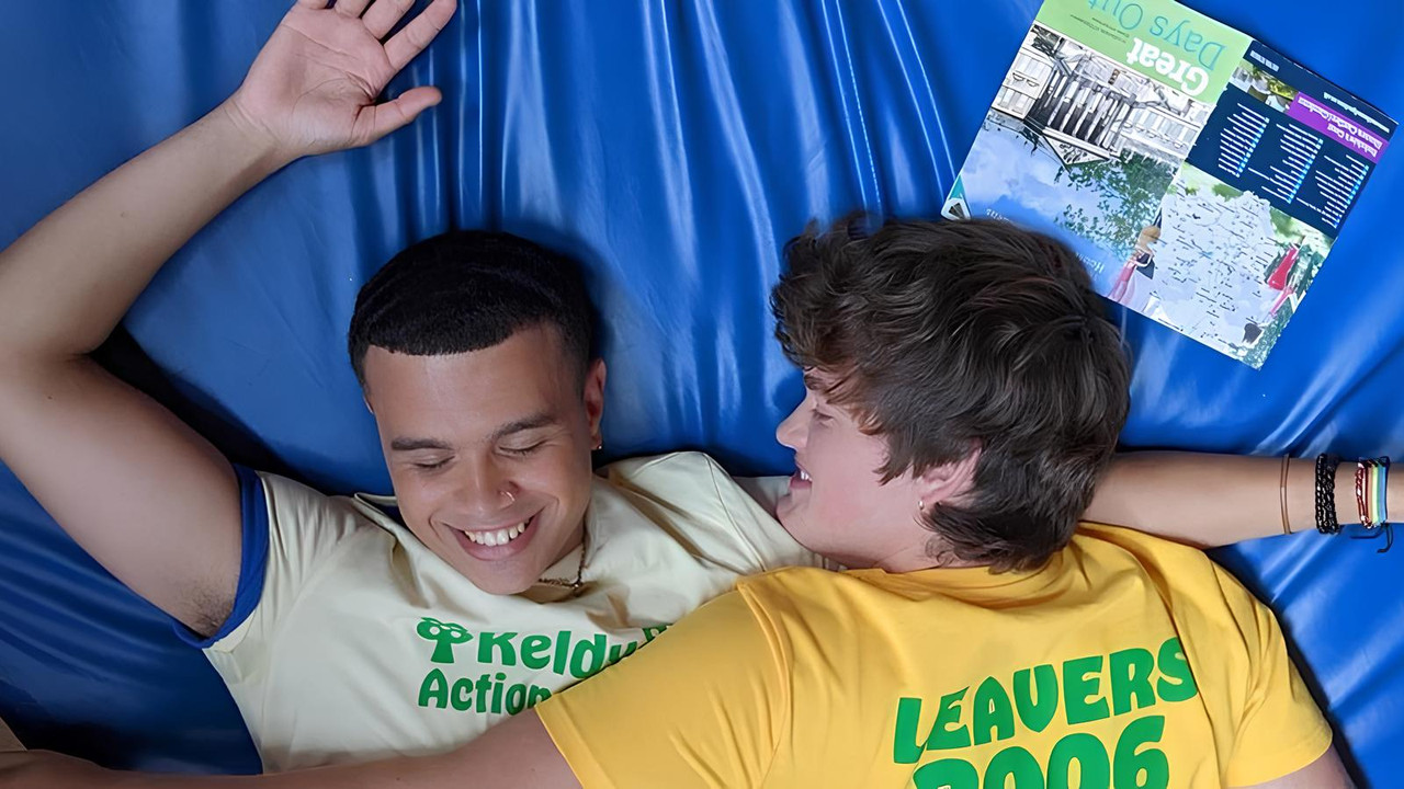 Bonus Track (2024) abspielen