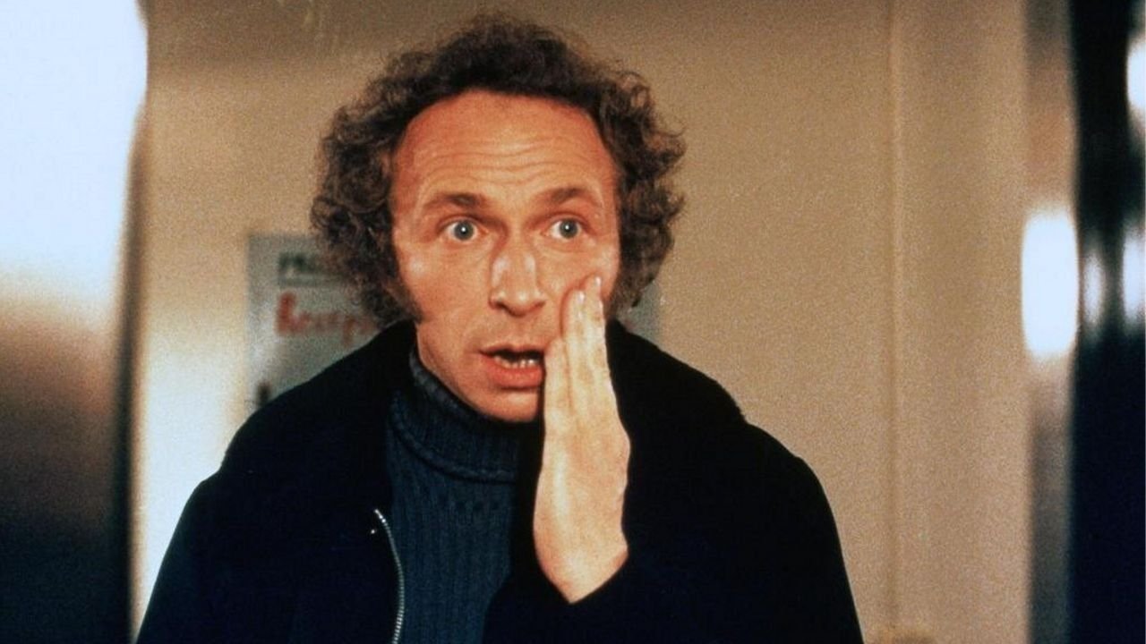 Ein Tolpatsch auf Abwegen (1976) abspielen