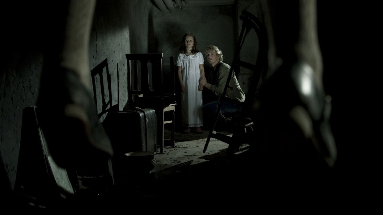 Two Eyes Staring (2010) abspielen