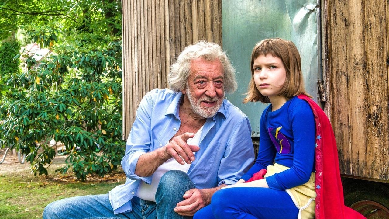 Oskar, das Schlitzohr und Fanny Supergirl (2022) abspielen