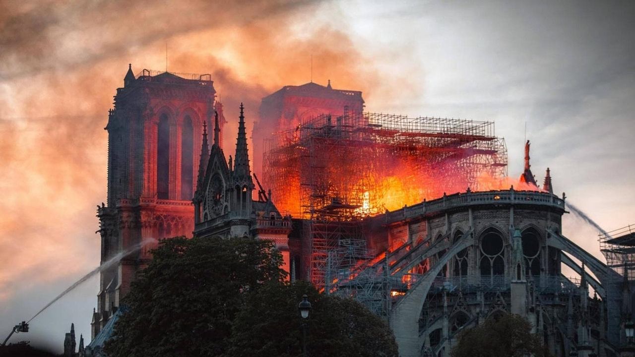 Notre-Dame in Flammen (2022) abspielen