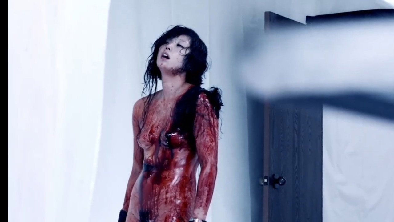 Gun Woman (2014) abspielen